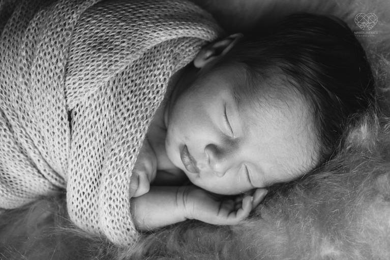 Fotografia de recem nascido new born em santos litoral de sao paulo com a fotografa nayara andrade premiada no oscar da fotografia como documental de familia fotos de familia com arte luz e sensibilidade 