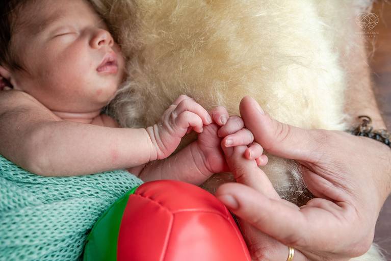 Fotografia de recem nascido new born em santos litoral de sao paulo com a fotografa nayara andrade premiada no oscar da fotografia como documental de familia fotos de familia com arte luz e sensibilidade 