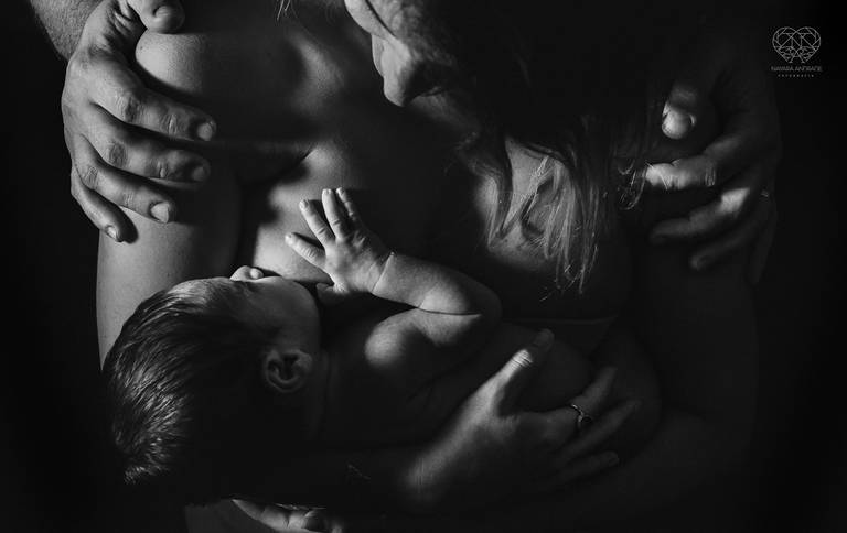 Fotografia de recem nascido new born em santos litoral de sao paulo com a fotografa nayara andrade premiada no oscar da fotografia como documental de familia fotos de familia com arte luz e sensibilidade 