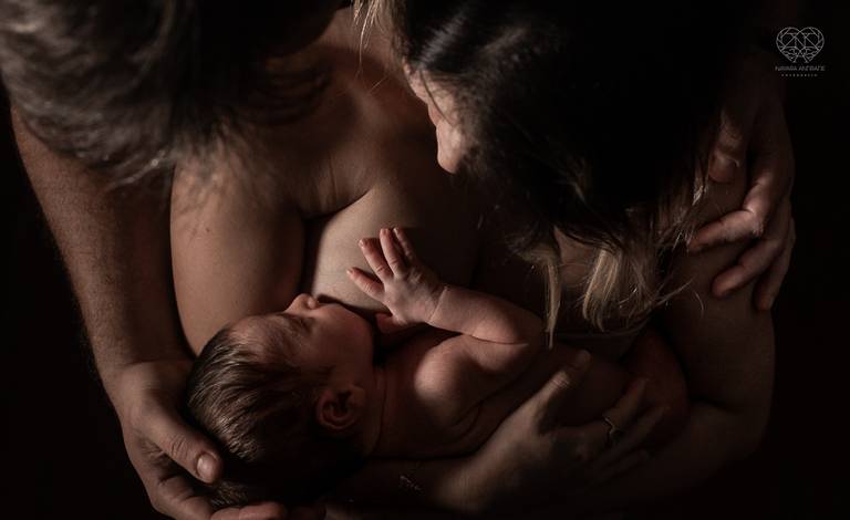 Fotografia de recem nascido new born em santos litoral de sao paulo com a fotografa nayara andrade premiada no oscar da fotografia como documental de familia fotos de familia com arte luz e sensibilidade 