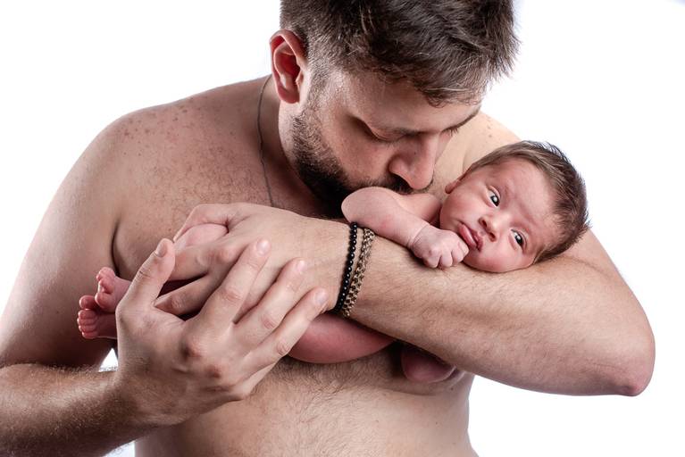 Fotografia de recem nascido new born em santos litoral de sao paulo com a fotografa nayara andrade premiada no oscar da fotografia como documental de familia fotos de familia com arte luz e sensibilidade 