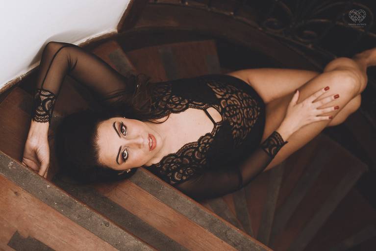 fotografia boudoir de ensaios femininos exaltando a beleza e sensualidade natural da mulher feitos pela fotografa premiada nayara andrade retratista premiada fotos para mulheres reais  com todo tipo fisico plus size e mulheres empoderadas