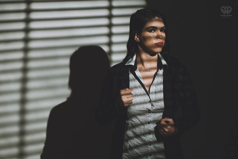 fotografia boudoir de ensaios femininos exaltando a beleza e sensualidade natural da mulher feitos pela fotografa premiada nayara andrade retratista premiada fotos para mulheres reais  com todo tipo fisico plus size e mulheres empoderadas