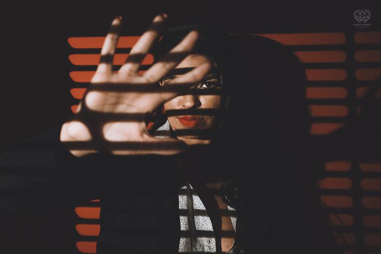 fotografia boudoir de ensaios femininos exaltando a beleza e sensualidade natural da mulher feitos pela fotografa premiada nayara andrade retratista premiada fotos para mulheres reais  com todo tipo fisico plus size e mulheres empoderadas