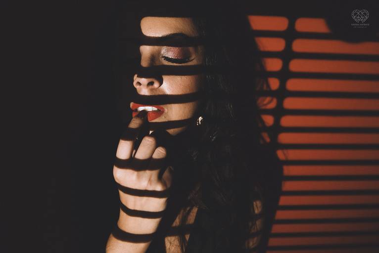 fotografia boudoir de ensaios femininos exaltando a beleza e sensualidade natural da mulher feitos pela fotografa premiada nayara andrade retratista premiada fotos para mulheres reais  com todo tipo fisico plus size e mulheres empoderadas