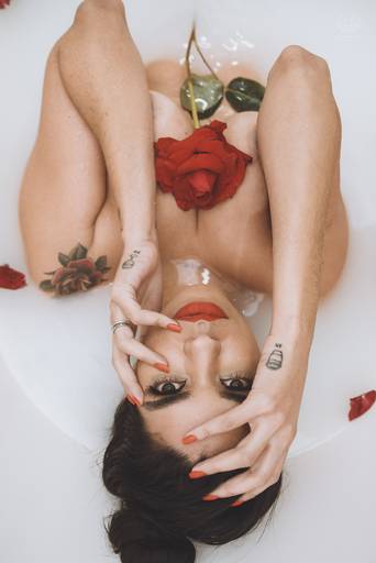 fotografia boudoir de ensaios femininos exaltando a beleza e sensualidade natural da mulher feitos pela fotografa premiada nayara andrade retratista premiada fotos para mulheres reais  com todo tipo fisico plus size e mulheres empoderadas