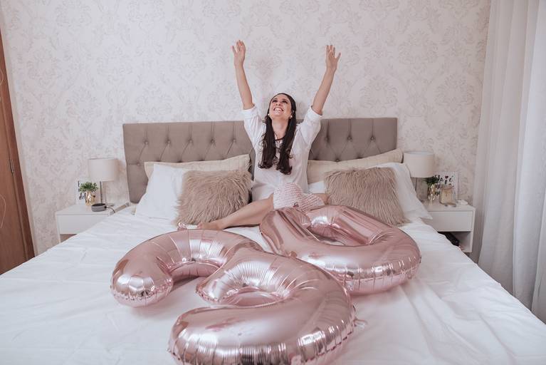 ensaios de mulheres exaltando a beleza feminina feitos no estudio da fotografa nayara andrade fotografia fotografa multi premiada no mundo mulheres reais em fotos espontaneas de boudoir sensual e fotos delicadas e leves no colchao em santos litoral e 