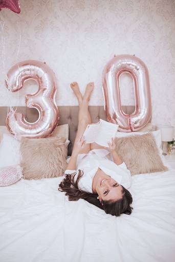 ensaios de mulheres exaltando a beleza feminina feitos no estudio da fotografa nayara andrade fotografia fotografa multi premiada no mundo mulheres reais em fotos espontaneas de boudoir sensual e fotos delicadas e leves no colchao em santos litoral e 