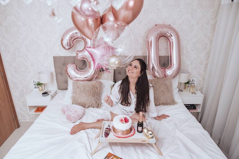 ensaios de mulheres exaltando a beleza feminina feitos no estudio da fotografa nayara andrade fotografia fotografa multi premiada no mundo mulheres reais em fotos espontaneas de boudoir sensual e fotos delicadas e leves no colchao em santos litoral e 