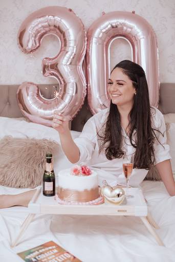 ensaios de mulheres exaltando a beleza feminina feitos no estudio da fotografa nayara andrade fotografia fotografa multi premiada no mundo mulheres reais em fotos espontaneas de boudoir sensual e fotos delicadas e leves no colchao em santos litoral e 