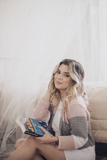 fotografia boudoir de ensaios femininos exaltando a beleza e sensualidade natural da mulher feitos pela fotografa premiada nayara andrade retratista premiada fotos para mulheres reais  com todo tipo fisico plus size e mulheres empoderadas