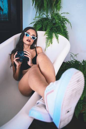 fotografia boudoir de ensaios femininos exaltando a beleza e sensualidade natural da mulher feitos pela fotografa premiada nayara andrade retratista premiada fotos para mulheres reais  com todo tipo fisico plus size e mulheres empoderadas