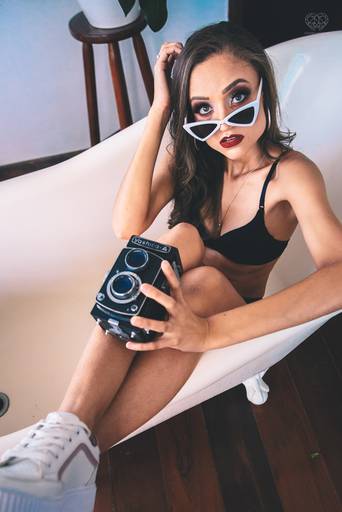 fotografia boudoir de ensaios femininos exaltando a beleza e sensualidade natural da mulher feitos pela fotografa premiada nayara andrade retratista premiada fotos para mulheres reais  com todo tipo fisico plus size e mulheres empoderadas