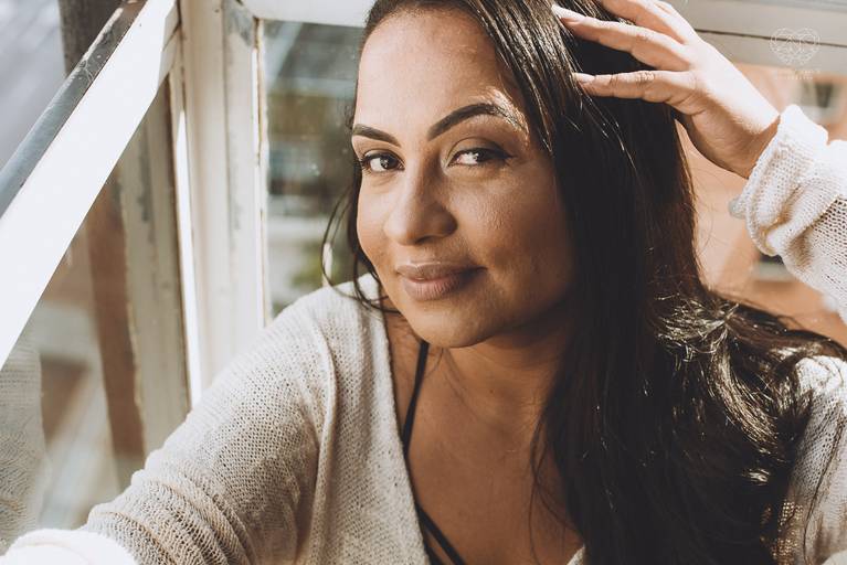 ensaios de mulheres exaltando a beleza feminina feitos no estudio da fotografa nayara andrade fotografia fotografa multi premiada no mundo mulheres reais em fotos espontaneas de boudoir sensual e fotos delicadas e leves no colchao em santos litoral e 