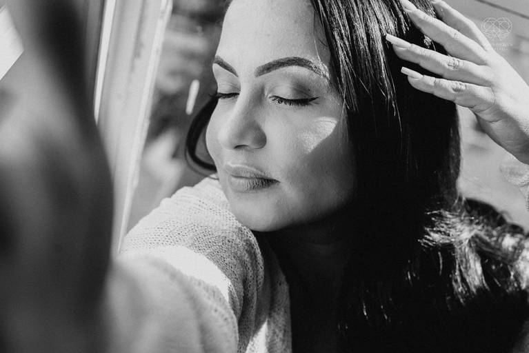 ensaios de mulheres exaltando a beleza feminina feitos no estudio da fotografa nayara andrade fotografia fotografa multi premiada no mundo mulheres reais em fotos espontaneas de boudoir sensual e fotos delicadas e leves no colchao em santos litoral e 