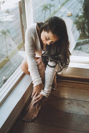 ensaios de mulheres exaltando a beleza feminina feitos no estudio da fotografa nayara andrade fotografia fotografa multi premiada no mundo mulheres reais em fotos espontaneas de boudoir sensual e fotos delicadas e leves no colchao em santos litoral e 