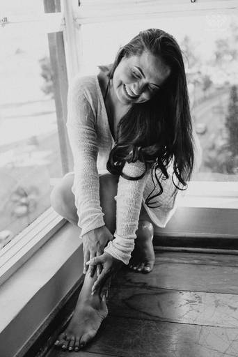 ensaios de mulheres exaltando a beleza feminina feitos no estudio da fotografa nayara andrade fotografia fotografa multi premiada no mundo mulheres reais em fotos espontaneas de boudoir sensual e fotos delicadas e leves no colchao em santos litoral e 