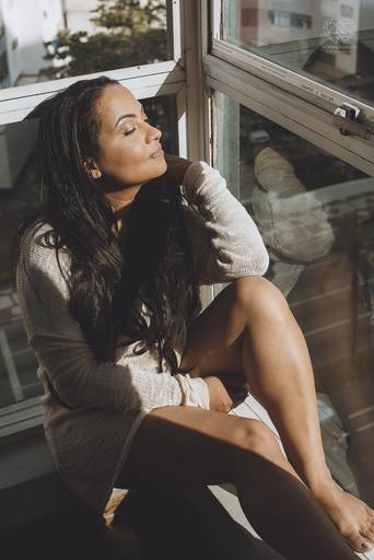 ensaios de mulheres exaltando a beleza feminina feitos no estudio da fotografa nayara andrade fotografia fotografa multi premiada no mundo mulheres reais em fotos espontaneas de boudoir sensual e fotos delicadas e leves no colchao em santensaos litoral e 