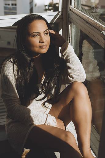 ensaios de mulheres exaltando a beleza feminina feitos no estudio da fotografa nayara andrade fotografia fotografa multi premiada no mundo mulheres reais em fotos espontaneas de boudoir sensual e fotos delicadas e leves no colchao em santos litoral e 