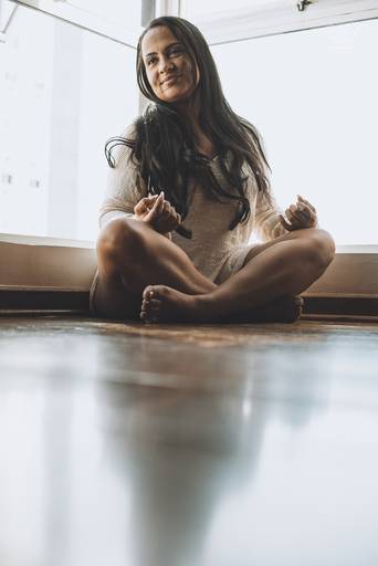 ensaios de mulheres exaltando a beleza feminina feitos no estudio da fotografa nayara andrade fotografia fotografa multi premiada no mundo mulheres reais em fotos espontaneas de boudoir sensual e fotos delicadas e leves no colchao em santos litoral e 