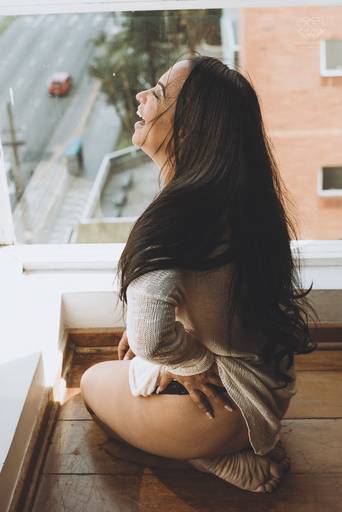 ensaios de mulheres exaltando a beleza feminina feitos no estudio da fotografa nayara andrade fotografia fotografa multi premiada no mundo mulheres reais em fotos espontaneas de boudoir sensual e fotos delicadas e leves no colchao em santos litoral e 