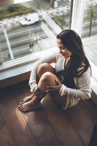 ensaios de mulheres exaltando a beleza feminina feitos no estudio da fotografa nayara andrade fotografia fotografa multi premiada no mundo mulheres reais em fotos espontaneas de boudoir sensual e fotos delicadas e leves no colchao em santos litoral e 