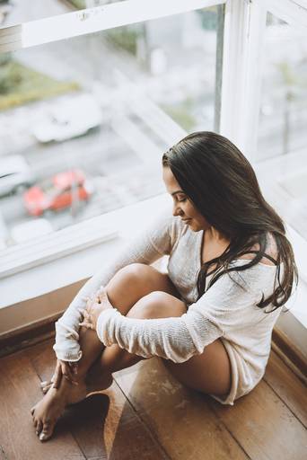 ensaios de mulheres exaltando a beleza feminina feitos no estudio da fotografa nayara andrade fotografia fotografa multi premiada no mundo mulheres reais em fotos espontaneas de boudoir sensual e fotos delicadas e leves no colchao em santos litoral e 