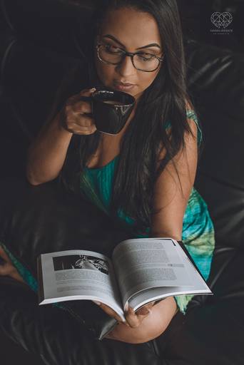 ensaios de mulheres exaltando a beleza feminina feitos no estudio da fotografa nayara andrade fotografia fotografa multi premiada no mundo mulheres reais em fotos espontaneas de boudoir sensual e fotos delicadas e leves no colchao em santos litoral e 