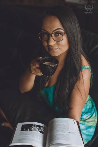 ensaios de mulheres exaltando a beleza feminina feitos no estudio da fotografa nayara andrade fotografia fotografa multi premiada no mundo mulheres reais em fotos espontaneas de boudoir sensual e fotos delicadas e leves no colchao em santos litoral e 