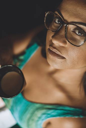 ensaios de mulheres exaltando a beleza feminina feitos no estudio da fotografa nayara andrade fotografia fotografa multi premiada no mundo mulheres reais em fotos espontaneas de boudoir sensual e fotos delicadas e leves no colchao em santos litoral e 