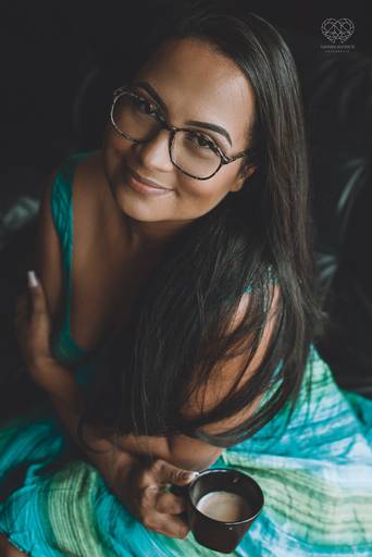 ensaios de mulheres exaltando a beleza feminina feitos no estudio da fotografa nayara andrade fotografia fotografa multi premiada no mundo mulheres reais em fotos espontaneas de boudoir sensual e fotos delicadas e leves no colchao em santos litoral e 