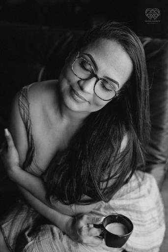 ensaios de mulheres exaltando a beleza feminina feitos no estudio da fotografa nayara andrade fotografia fotografa multi premiada no mundo mulheres reais em fotos espontaneas de boudoir sensual e fotos delicadas e leves no colchao em santos litoral e 