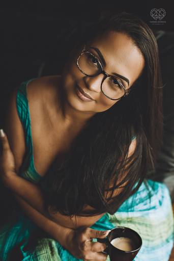 ensaios de mulheres exaltando a beleza feminina feitos no estudio da fotografa nayara andrade fotografia fotografa multi premiada no mundo mulheres reais em fotos espontaneas de boudoir sensual e fotos delicadas e leves no colchao em santos litoral e 