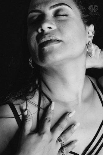 ensaios de mulheres exaltando a beleza feminina feitos no estudio da fotografa nayara andrade fotografia fotografa multi premiada no mundo mulheres reais em fotos espontaneas de boudoir sensual e fotos delicadas e leves no colchao em santos litoral e 