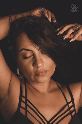 ensaios de mulheres exaltando a beleza feminina feitos no estudio da fotografa nayara andrade fotografia fotografa multi premiada no mundo mulheres reais em fotos espontaneas de boudoir sensual e fotos delicadas e leves no colchao em santos litoral e 