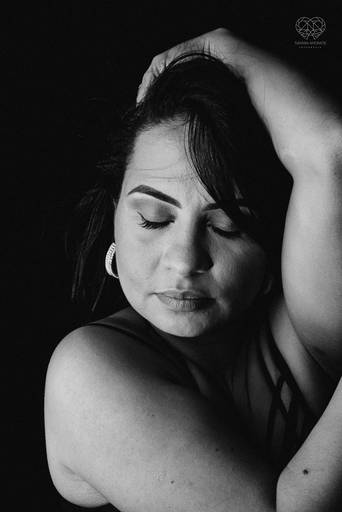 ensaios de mulheres exaltando a beleza feminina feitos no estudio da fotografa nayara andrade fotografia fotografa multi premiada no mundo mulheres reais em fotos espontaneas de boudoir sensual e fotos delicadas e leves no colchao em santos litoral e 