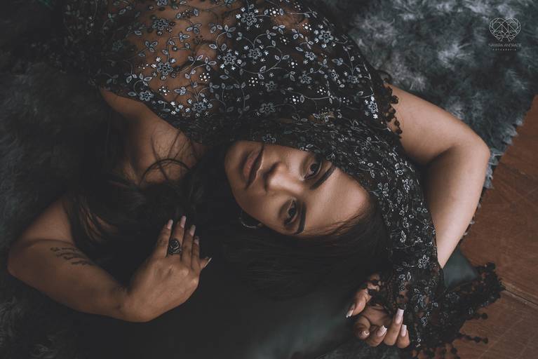 ensaios de mulheres exaltando a beleza feminina feitos no estudio da fotografa nayara andrade fotografia fotografa multi premiada no mundo mulheres reais em fotos espontaneas de boudoir sensual e fotos delicadas e leves no colchao em santos litoral e 