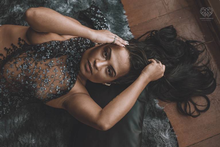 ensaios de mulheres exaltando a beleza feminina feitos no estudio da fotografa nayara andrade fotografia fotografa multi premiada no mundo mulheres reais em fotos espontaneas de boudoir sensual e fotos delicadas e leves no colchao em santos litoral e 