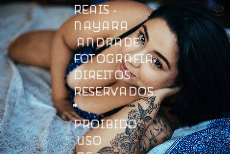 ensaios de mulheres exaltando a beleza feminina feitos no estudio da fotografa nayara andrade fotografia fotografa multi premiada no mundo mulheres reais em fotos espontaneas de boudoir sensual e fotos delicadas e leves no colchao em santos litoral e 