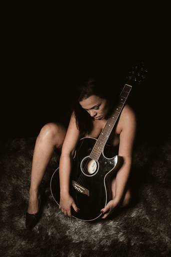 ensaios de mulheres exaltando a beleza feminina feitos no estudio da fotografa nayara andrade fotografia fotografa multi premiada no mundo mulheres reais em fotos espontaneas de boudoir sensual e fotos delicadas e leves no colchao