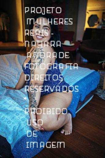 ensaios de mulheres exaltando a beleza feminina feitos no estudio da fotografa nayara andrade fotografia fotografa multi premiada no mundo mulheres reais em fotos espontaneas de boudoir sensual e fotos delicadas e leves no colchao em santos litoral e 