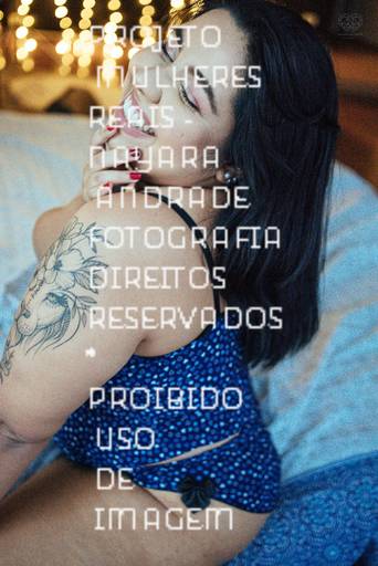 ensaios de mulheres exaltando a beleza feminina feitos no estudio da fotografa nayara andrade fotografia fotografa multi premiada no mundo mulheres reais em fotos espontaneas de boudoir sensual e fotos delicadas e leves no colchao em santos litoral e 
