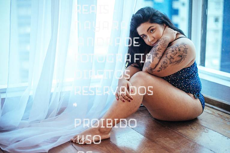 ensaios de mulheres exaltando a beleza feminina feitos no estudio da fotografa nayara andrade fotografia fotografa multi premiada no mundo mulheres reais em fotos espontaneas de boudoir sensual e fotos delicadas e leves no colchao em santos litoral e 