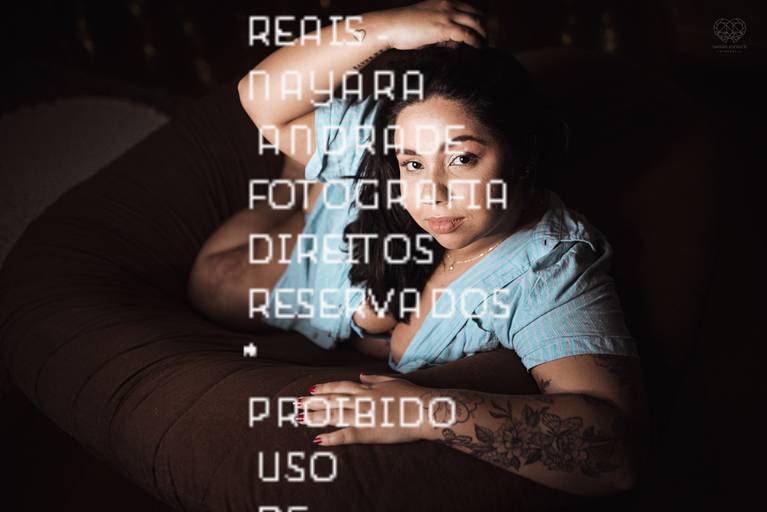 ensaios de mulheres exaltando a beleza feminina feitos no estudio da fotografa nayara andrade fotografia fotografa multi premiada no mundo mulheres reais em fotos espontaneas de boudoir sensual e fotos delicadas e leves no colchao em santos litoral e 