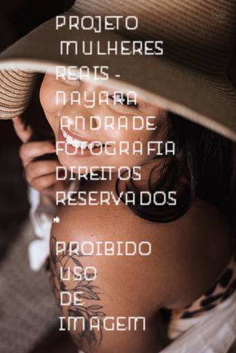 fotografia boudoir de ensaios femininos exaltando a beleza e sensualidade natural da mulher feitos pela fotografa premiada nayara andrade retratista premiada fotos para mulheres reais  com todo tipo fisico plus size e mulheres empoderadas