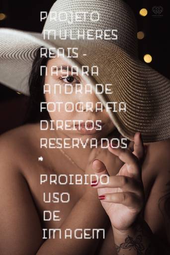 ensaios de mulheres exaltando a beleza feminina feitos no estudio da fotografa nayara andrade fotografia fotografa multi premiada no mundo mulheres reais em fotos espontaneas de boudoir sensual e fotos delicadas e leves no colchao em santos litoral e 