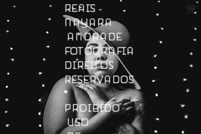 ensaios de mulheres exaltando a beleza feminina feitos no estudio da fotografa nayara andrade fotografia fotografa multi premiada no mundo mulheres reais em fotos espontaneas de boudoir sensual e fotos delicadas e leves no colchao em santos litoral e 