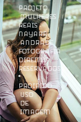 fotografia boudoir de ensaios femininos exaltando a beleza e sensualidade natural da mulher feitos pela fotografa premiada nayara andrade retratista premiada fotos para mulheres reais  com todo tipo fisico plus size e mulheres empoderadas