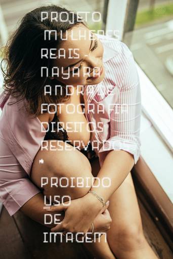 fotografia boudoir de ensaios femininos exaltando a beleza e sensualidade natural da mulher feitos pela fotografa premiada nayara andrade retratista premiada fotos para mulheres reais  com todo tipo fisico plus size e mulheres empoderadas