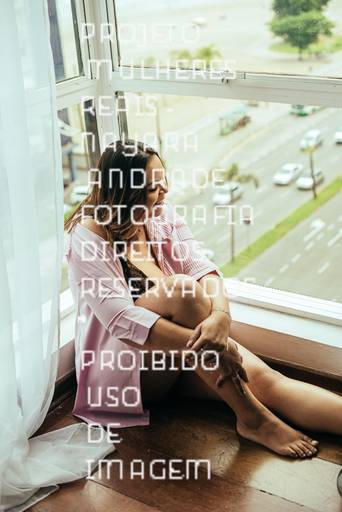 fotografia boudoir de ensaios femininos exaltando a beleza e sensualidade natural da mulher feitos pela fotografa premiada nayara andrade retratista premiada fotos para mulheres reais  com todo tipo fisico plus size e mulheres empoderadas